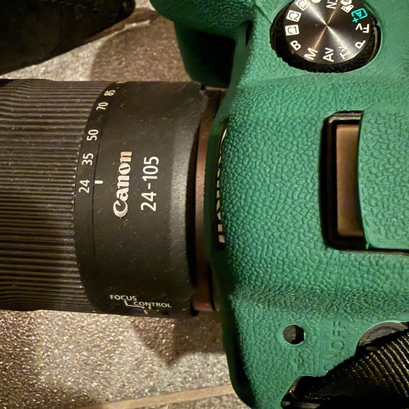 Canon EOS R6 Mark II Camera - Picture 3 of 9